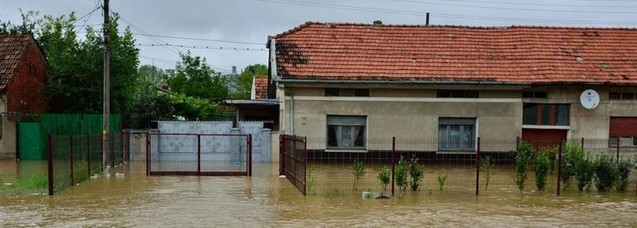 Cu mare discreție, Episcopia Ortodoxă a Caransebeșului ajută cu bani familiile ale căror case au fost distruse de inundații